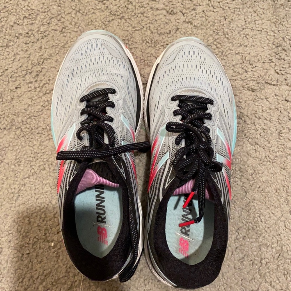 New balance tennis shoes